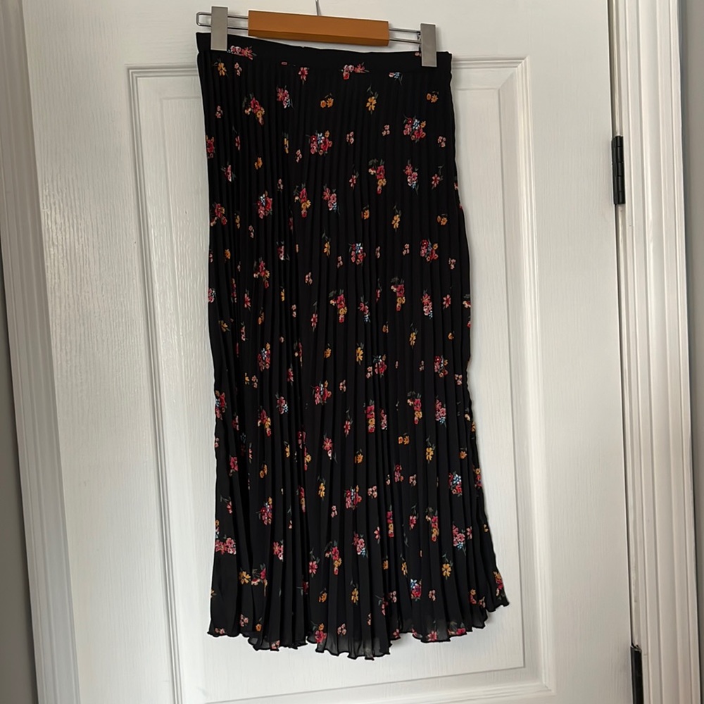 LAST CHANCE Pleated black floral midi skirt